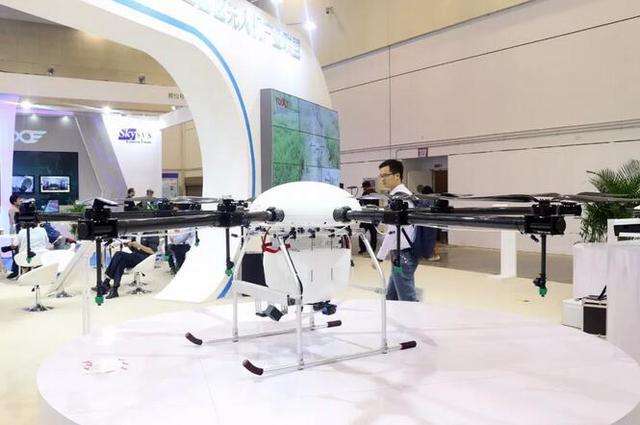 摄像头|当无人机远程飞行时,从摄像头传输的视频被投影纹理映射到几何模型上