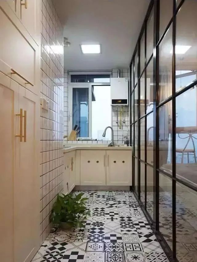 39平一室户,把床吊在半空中,结果多出一间房,进门被迷住,晒晒