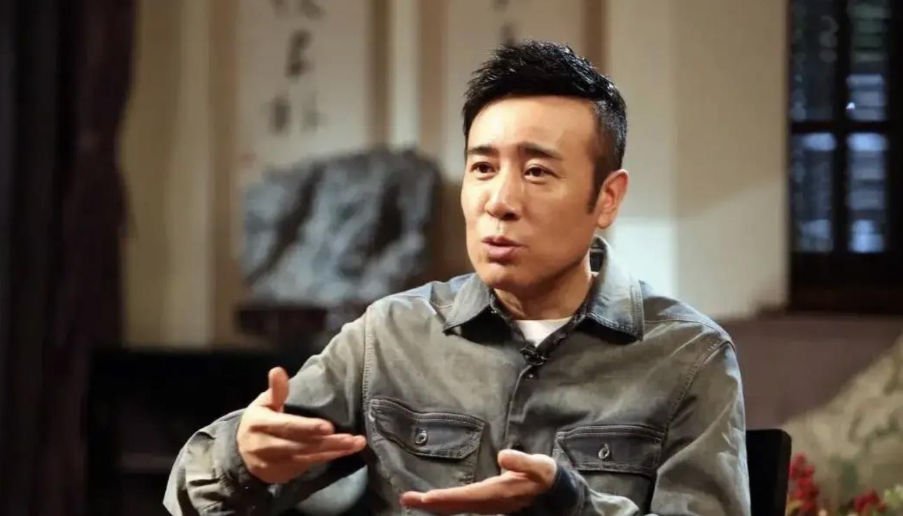 于和伟|50岁于和伟居家健身，动作娴熟一身腱子肉显眼，客厅摆设接地气