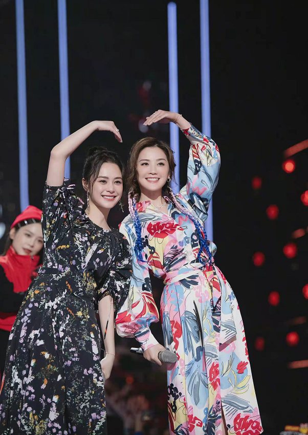 阿娇|Twins参加《浪姐3》?高调合体走机场,同穿卫衣阿娇不如阿Sa吸睛