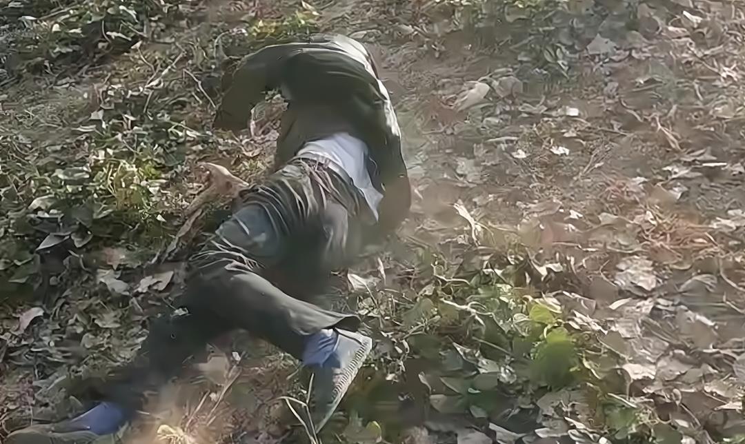 丈夫喝醉酒躺路边,妻子过来一脚给踢沟里,一起喝酒的朋友尴尬了