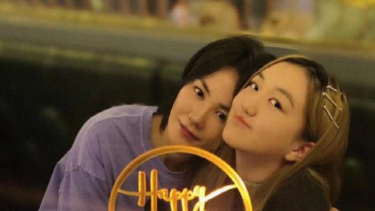 生图|王菲李嫣母女同框，16岁李嫣染金发打扮时髦似女团，时尚表现力不输天后妈