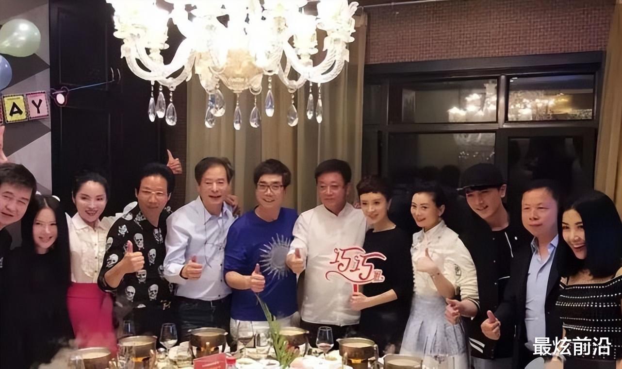 金巧巧生日大咖云集，针织裙配短发朴素低调，一点没有贵妇气质