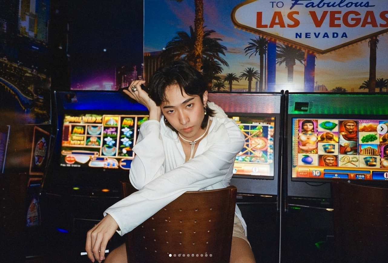 伊能静|?伊能静20岁儿子热衷女装，晒露肩装配波浪卷造型，比女生还妩媚