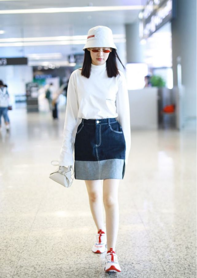 李沁|李沁的气质不是一般的好,穿简单的白色卫衣都好看,不像31岁的人