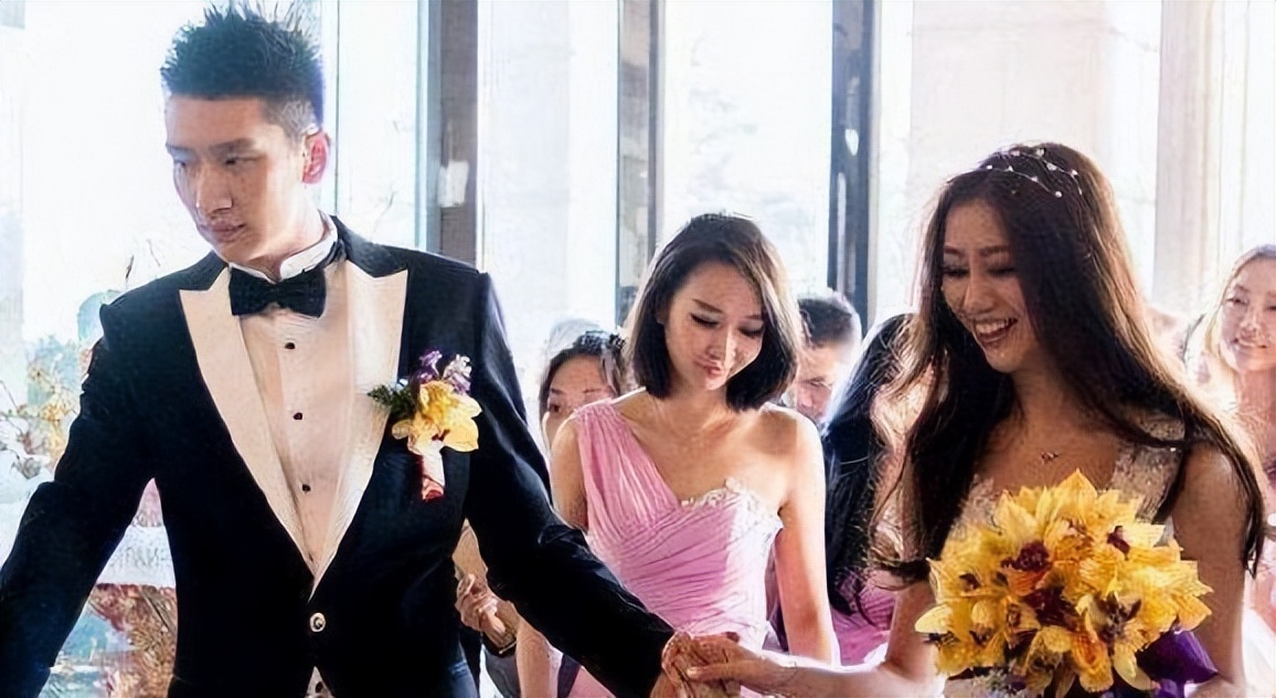 春晚|生娃不到一月恢复好身材,王治郅娇妻不愧为北大才女,还主持春晚