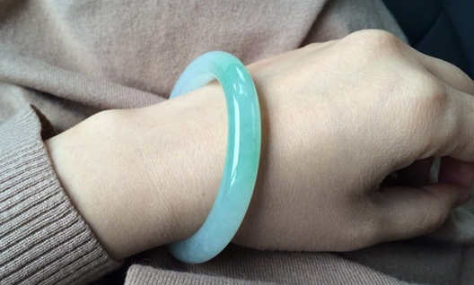 |“色差一分,价差十倍”,翡翠行业水太深,要分清正色与偏色