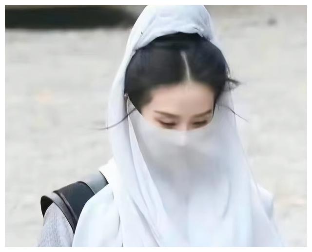 刘诗诗|刘诗诗新剧蒙面造型曝光，一身素衣唯美动人，却被网友吐槽太老了