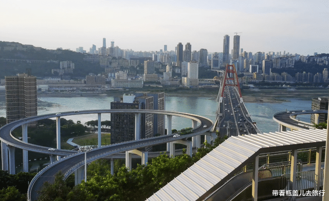 泸沽湖|南坪这个新网红景点实在太火了，游客众多；城市风光摄影好去处