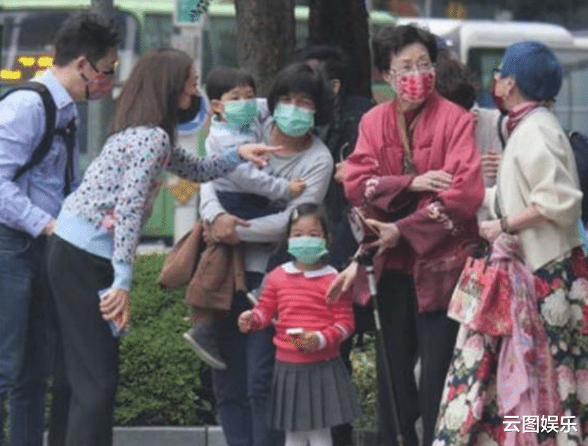 庾澄庆|庾澄庆二婚妻子坐豪车出行!穿短裤美腿太吸睛,保安看得目不转睛