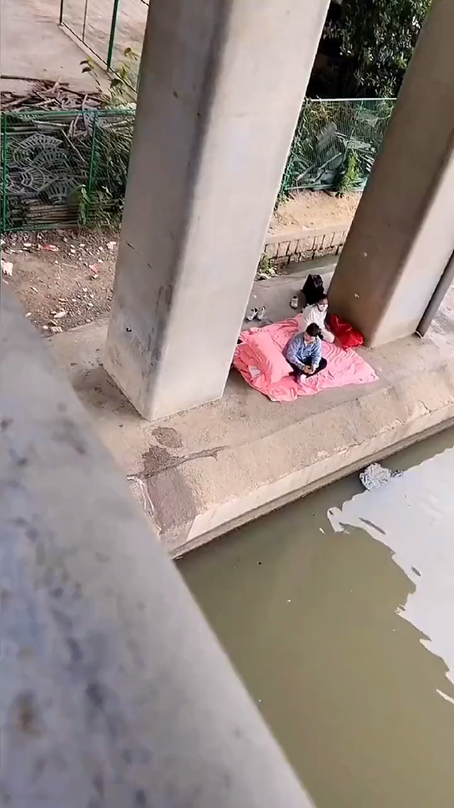 求职|小伙带女友外出打工，找不到工作无处安身，无奈只能居住在桥底下