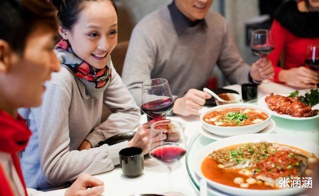 盖帽|饭局上领导说“去买包中华烟”,别真去买烟,高情商都懂4个礼数