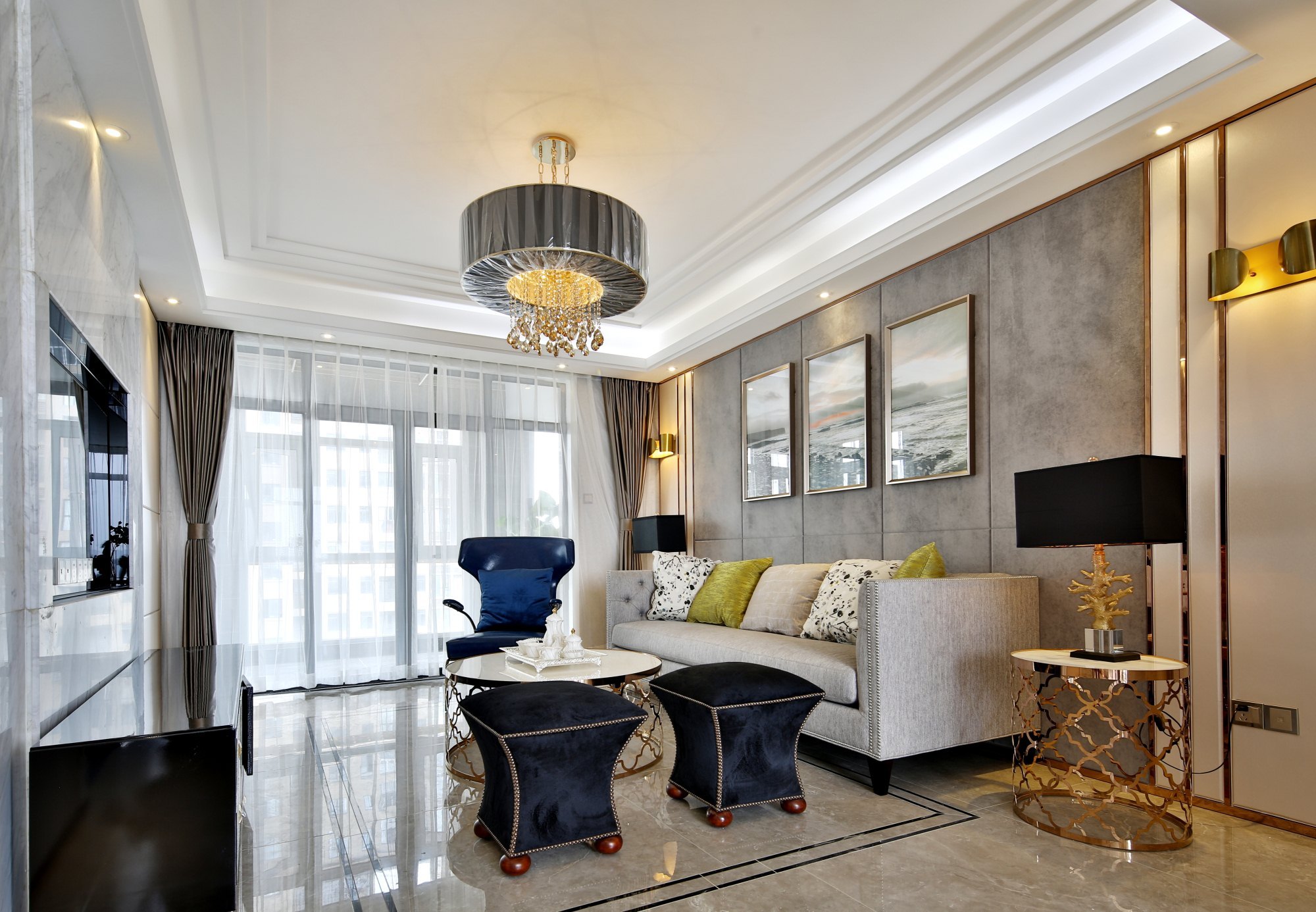 99平现代风三居室,落地窗旁的餐厅可以夜晚可以看繁星点点