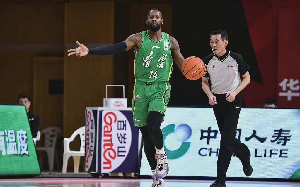 西蒙斯|破案了！西蒙斯超神发挥助山西晋级，为何在辽篮却打不出来？