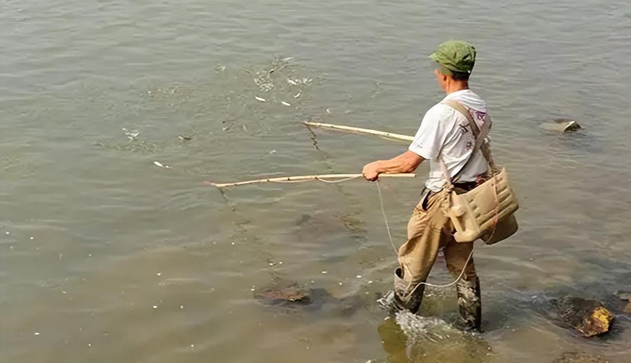 案例 浙江一女小偷偷鱼时被抓获,不慎走光被鱼塘主拖至湖边用强
