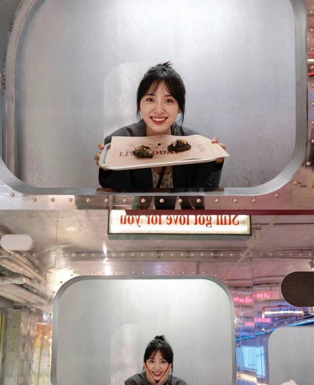 艺人力挺！欧阳娜娜艺术展被嘲土到爆！粉丝公开展会内部+收费反驳