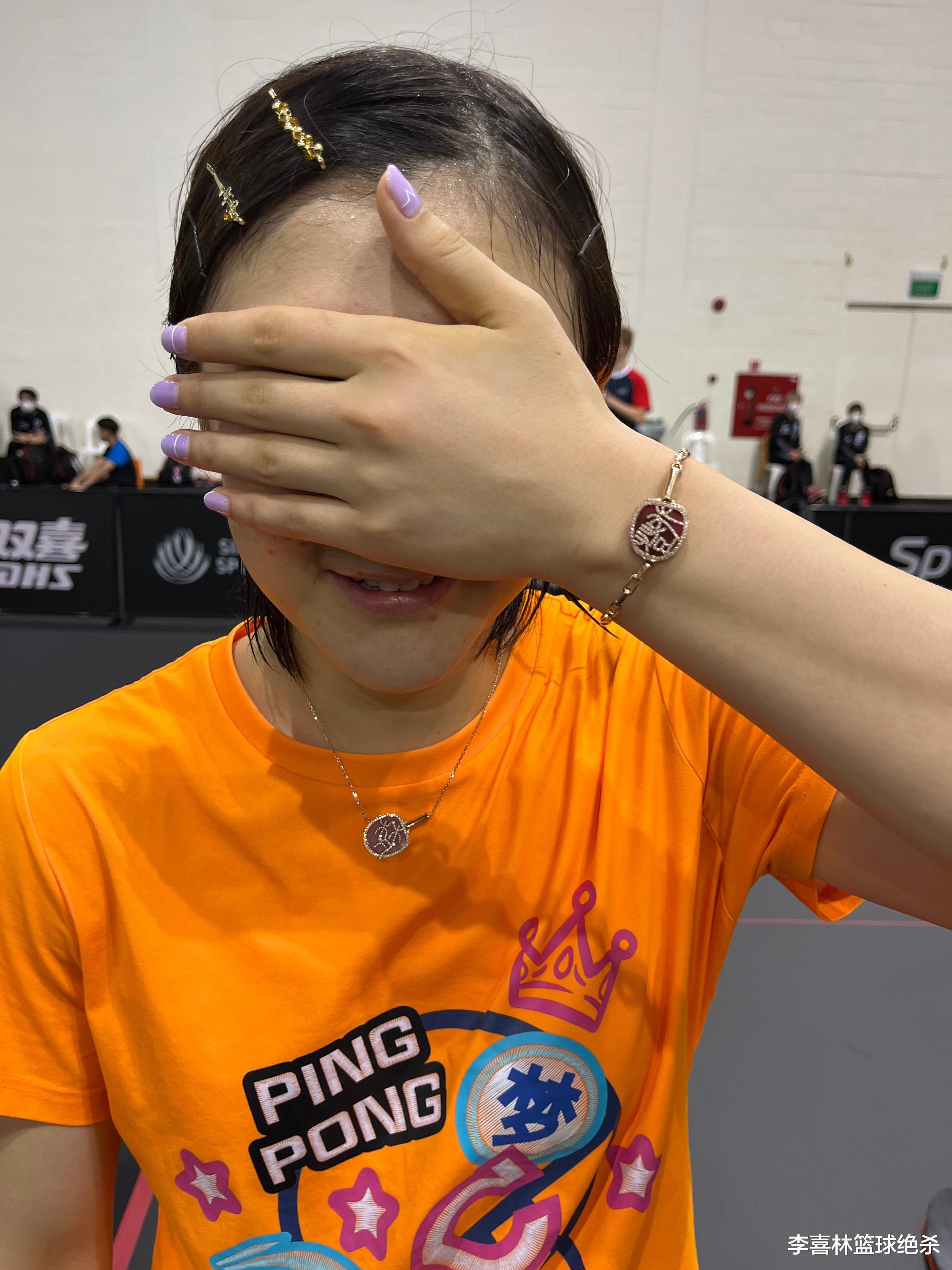 项链 太美了！陈梦新项链曝光！老爸打造好贴心，美甲抢镜梦姐害羞遮脸