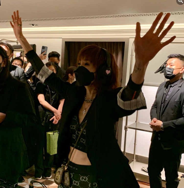 张曼玉|57岁张曼玉中环打碟已瘦出腹肌，郭富城谢霆锋紧跟节奏略显呆萌