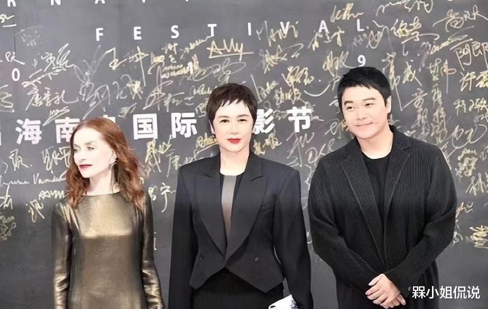西装 蒋雯丽红毯闹了大笑话，穿垫肩西装身材魁梧，浓妆短发像“小丑”