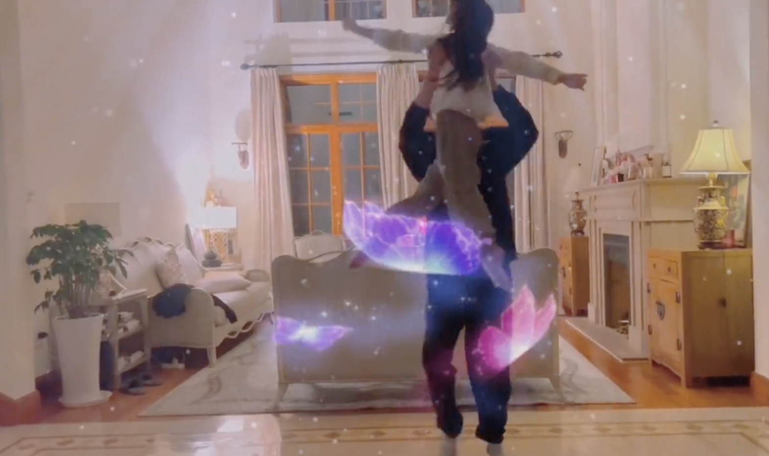 伊能静|伊能静晒隔离日常,秦昊陪女儿跳舞,上海别墅客厅曝光敞亮温馨