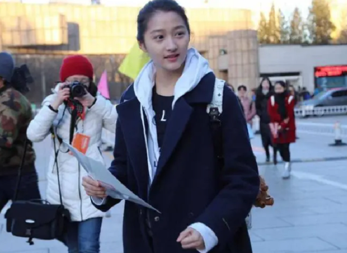 关晓彤|不愧是“星圈学霸”,关晓彤考编成功,鹿少和“战战”却仍在努力