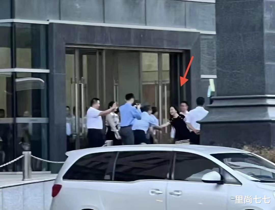 孟晚舟|孟晚舟现身名校太隆重,穿2千元娃娃裙像小姑娘,众领导齐迎接