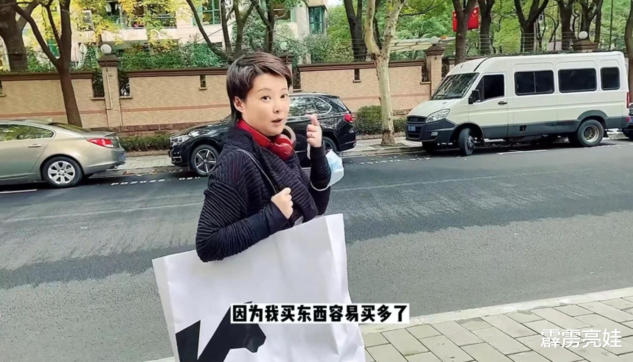 袁立|50岁袁立晒上班日常，坐2元公交吃盒饭，身材圆润发福明显