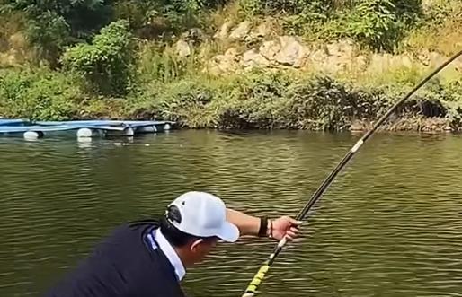 针灸|钓鱼人还要不要玩长竿，邓刚因伤宣布退赛，刘松松一脸销魂做针灸