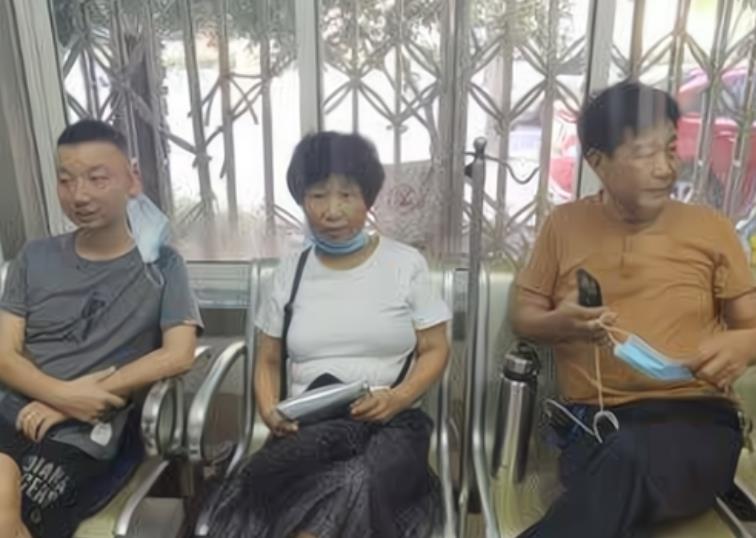 鲜花|杜新枝手捧鲜花近况曝光，神情却略显凝重，和一审后状态反差大