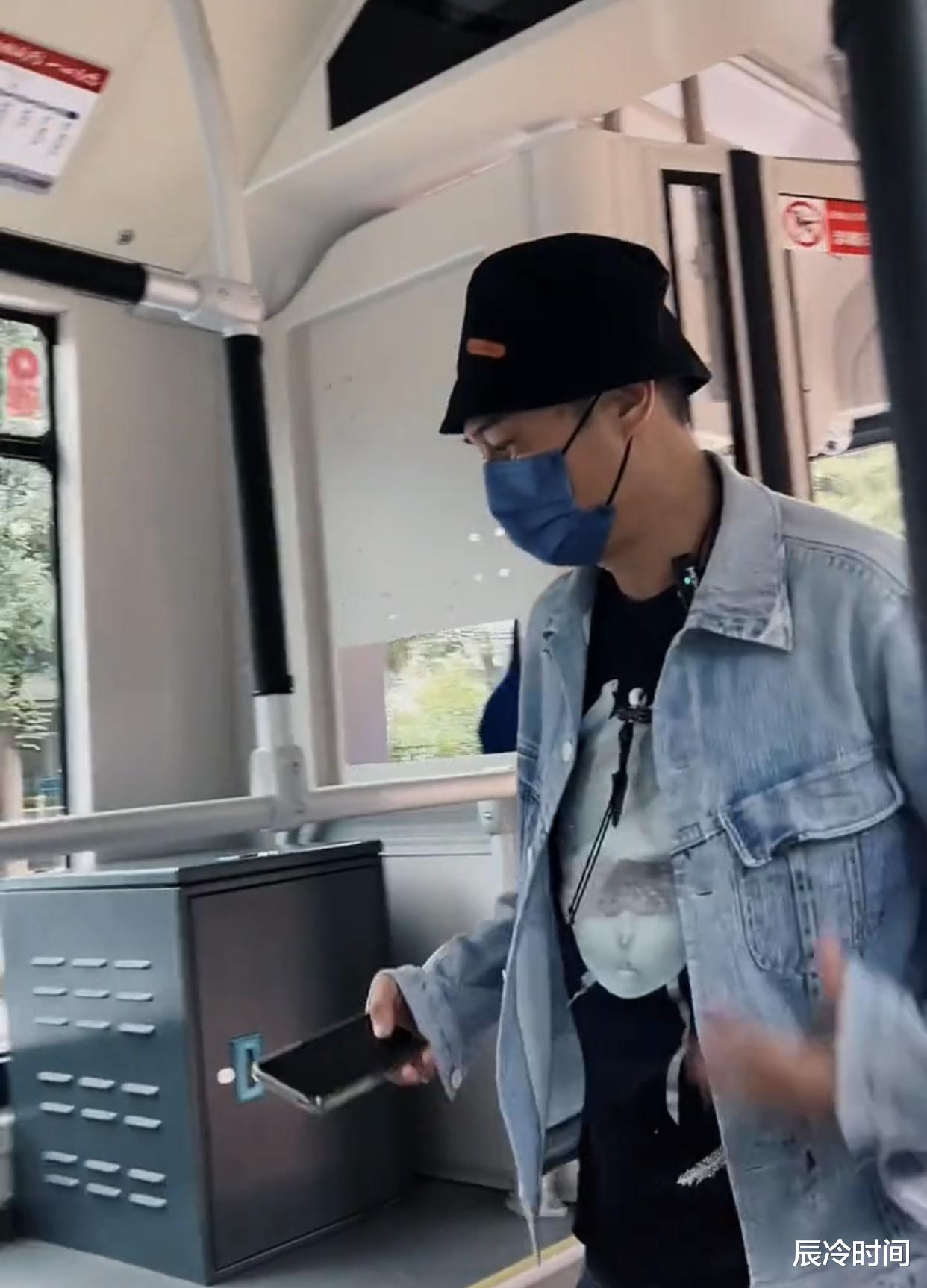 崔雪莉|60岁吴镇宇现身内地搭公交,坐老弱病残座遭质疑,穿着朴素无人识