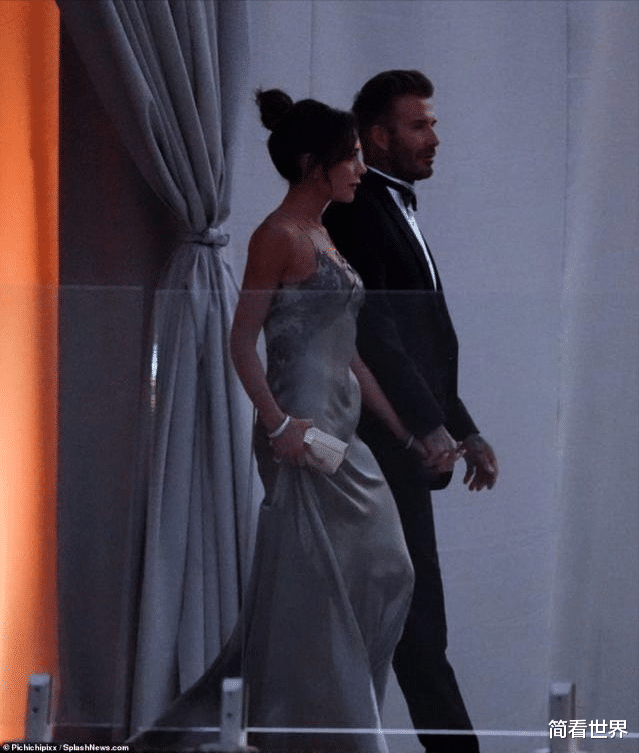 哈珀·贝克汉姆|47岁贝嫂抢新娘风头!穿吊带“睡裙”出席大儿子婚礼,小七变胖妞