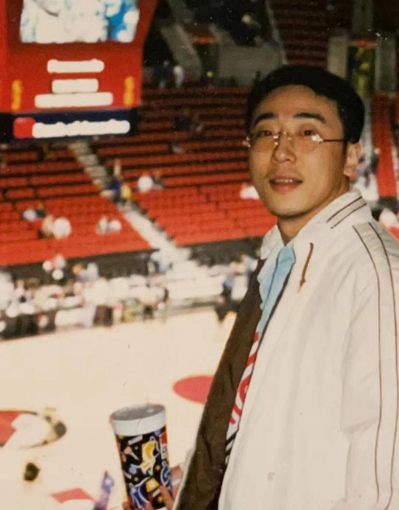 宁理|宁理：11岁丧母，27岁远走美国，吃10年软饭，中年回国演变态翻红