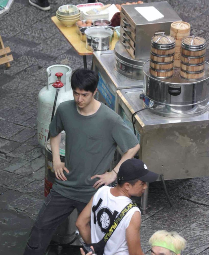 王一博|电影《热烈》再曝路透，王一博造型简约生活气息浓！