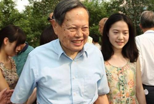 杨振宁|杨振宁今年100岁，与前妻的三个子女今何在？个个成才都定居美国
