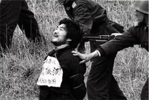 西安悍匪魏振海:唯一不认罪却被执行死刑的悍匪,枪毙前仰天大笑