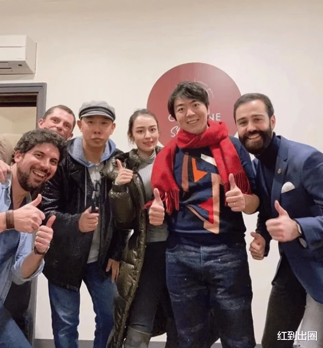 吉娜·爱丽丝|郎朗教小12岁娇妻弹钢琴，吉娜穿紧身衣曲线突出，产后身材更胜从前