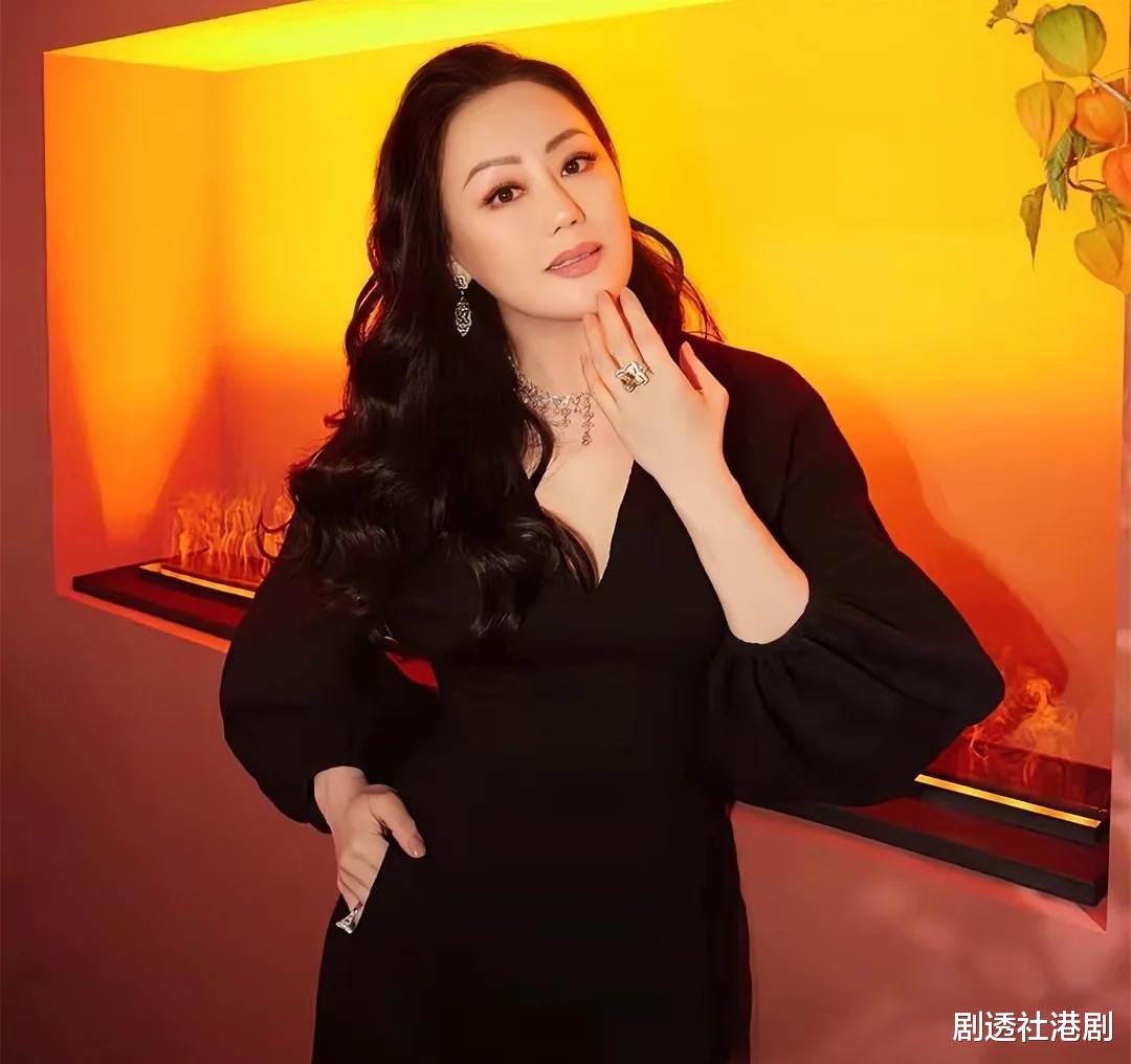 |钟镇涛爱女母亲节表白继母，晒昔日母女亲密合照，忽视生母章小蕙