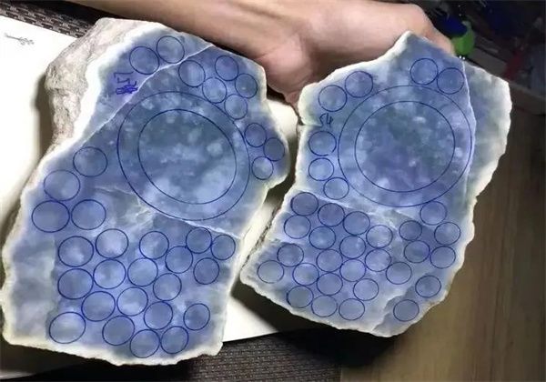 翡翠|花130万拿下的翡翠原石,手镯不要,竟全切车珠子,钱多任性!