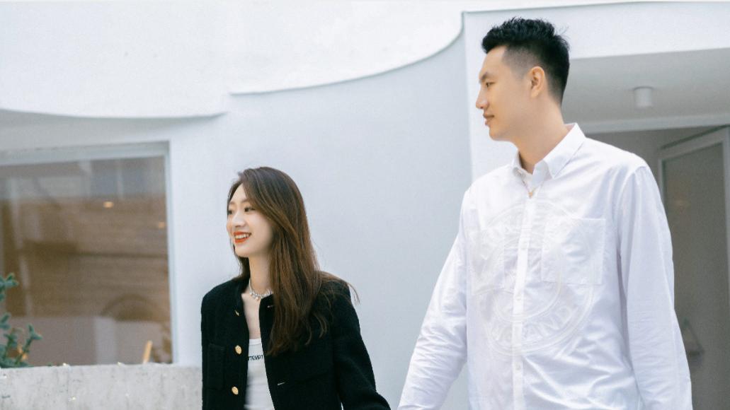 豪宅|人生赢家! 翟晓川和白富美妻子庆祝结婚5周年, 当众热吻5位漂亮闺蜜捂脸