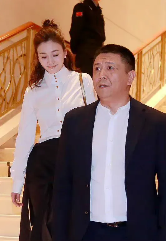 46岁李小冉被老公宠成了公主！穿衬衫+短裤，尽显初恋女孩的气质