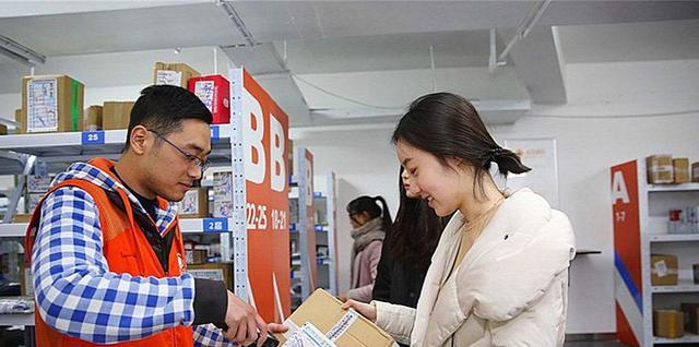 |“电商”环境下，地摊经济如今发展较好，实体店会迎“转机”吗？