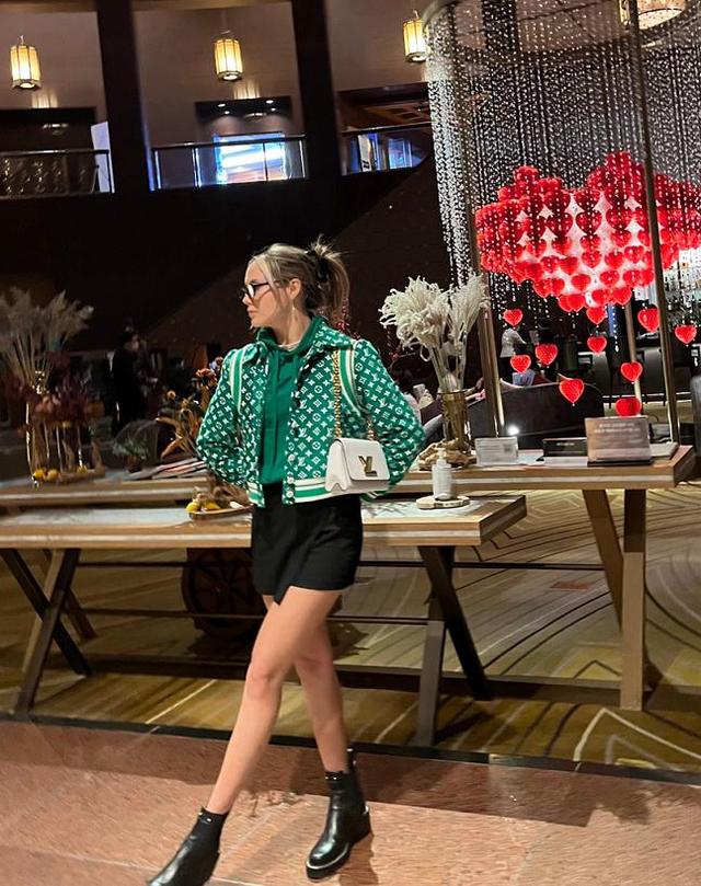 谷爱凌|19岁谷爱凌晒纯欲风近照 挎名牌包摆造型疑似回应恋爱传闻