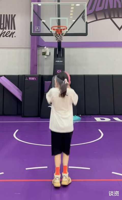 酒吧|网友酒吧偶遇baby，与朋友聊天心情大好，死亡角度依然美若天仙