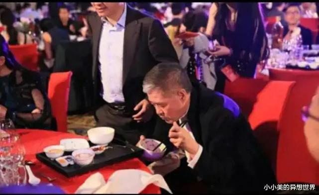 刘畊宏|成龙60大寿，不让带贺礼，赵本山发愁了！还是马丽娟一句话点醒了他！