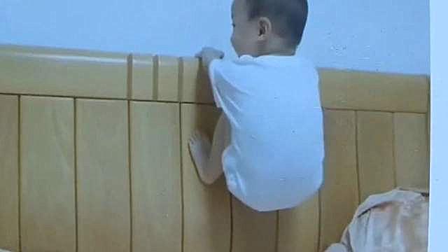 小孩在邻居家看装修坠亡,家属怪房主没做防护,网友:怪地心引力