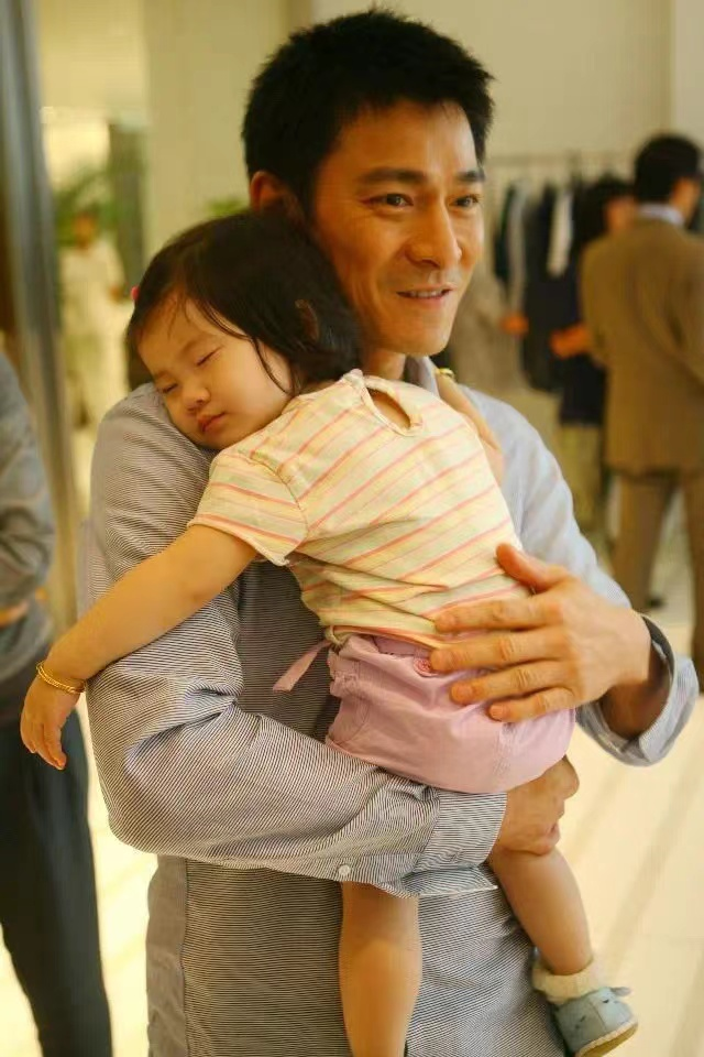 刘德华|60岁刘德华妻女罕露面！10岁女儿清纯可爱，56岁朱丽倩气质不凡