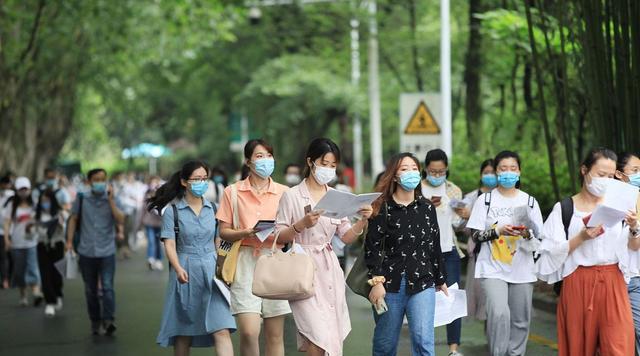 大学|大学毕业后，你是考公务员，还是进公司？我建议考虑这几点！