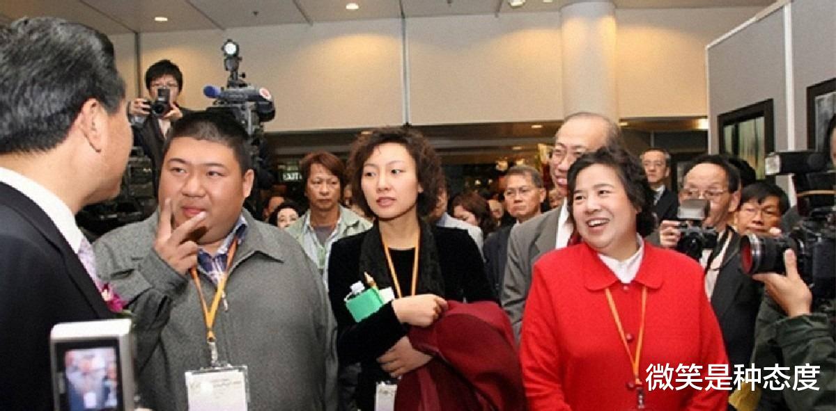 张峻宁|毛新宇离婚后,在2003年娶军医刘滨为妻,如今一儿一女,生活幸福