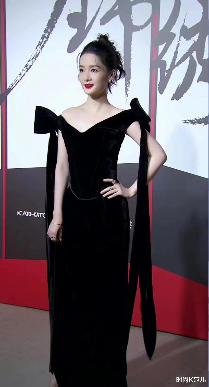 李沁|李沁红毯新造型美出圈,一袭黑色蝴蝶结飘带丝绒长裙,高贵优雅!