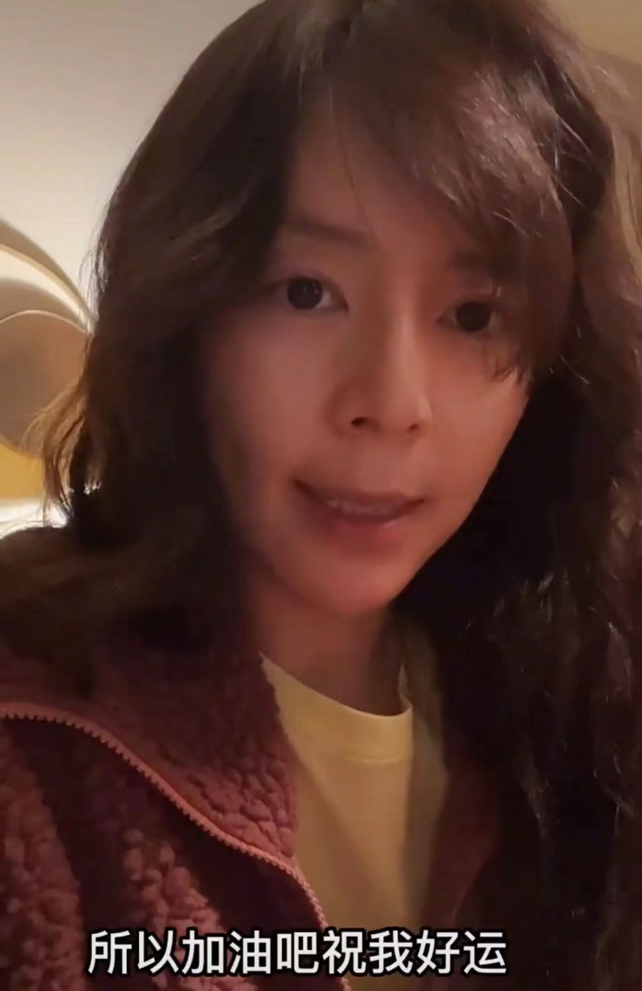 张静初|42岁张静初回国素颜惊艳！半夜紧急复习考托福，被疑将要出国移民